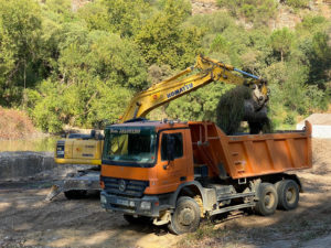 Partícipes de la limpieza del cauce del río Guadaíra con retroexcavadora - Hermanos Salguero