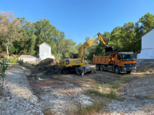 Partícipes de la limpieza del cauce del río Guadaíra con retroexcavadora - Hermanos Salguero