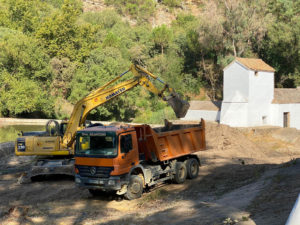 Partícipes de la limpieza del cauce del río Guadaíra con retroexcavadora - Hermanos Salguero