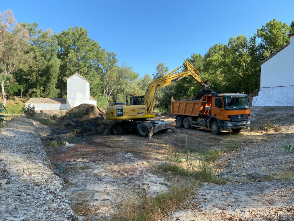 limpieza del cauce del río Guadaíra con retroexcavadora