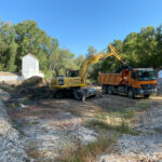 limpieza del cauce del río Guadaíra con retroexcavadora